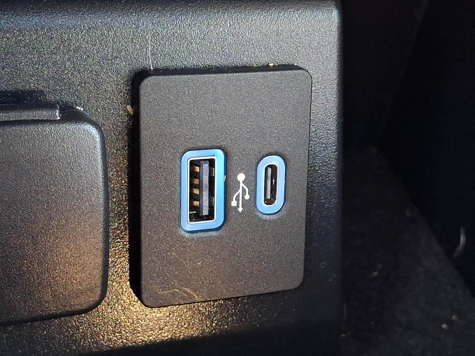 Used 2022 Ford Explorer XLT w/ Equipment Group 202A AWD/4WD image 27