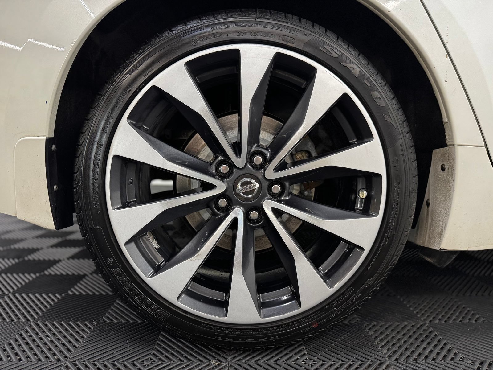 Used 2017 Nissan Maxima SR FWD image 9