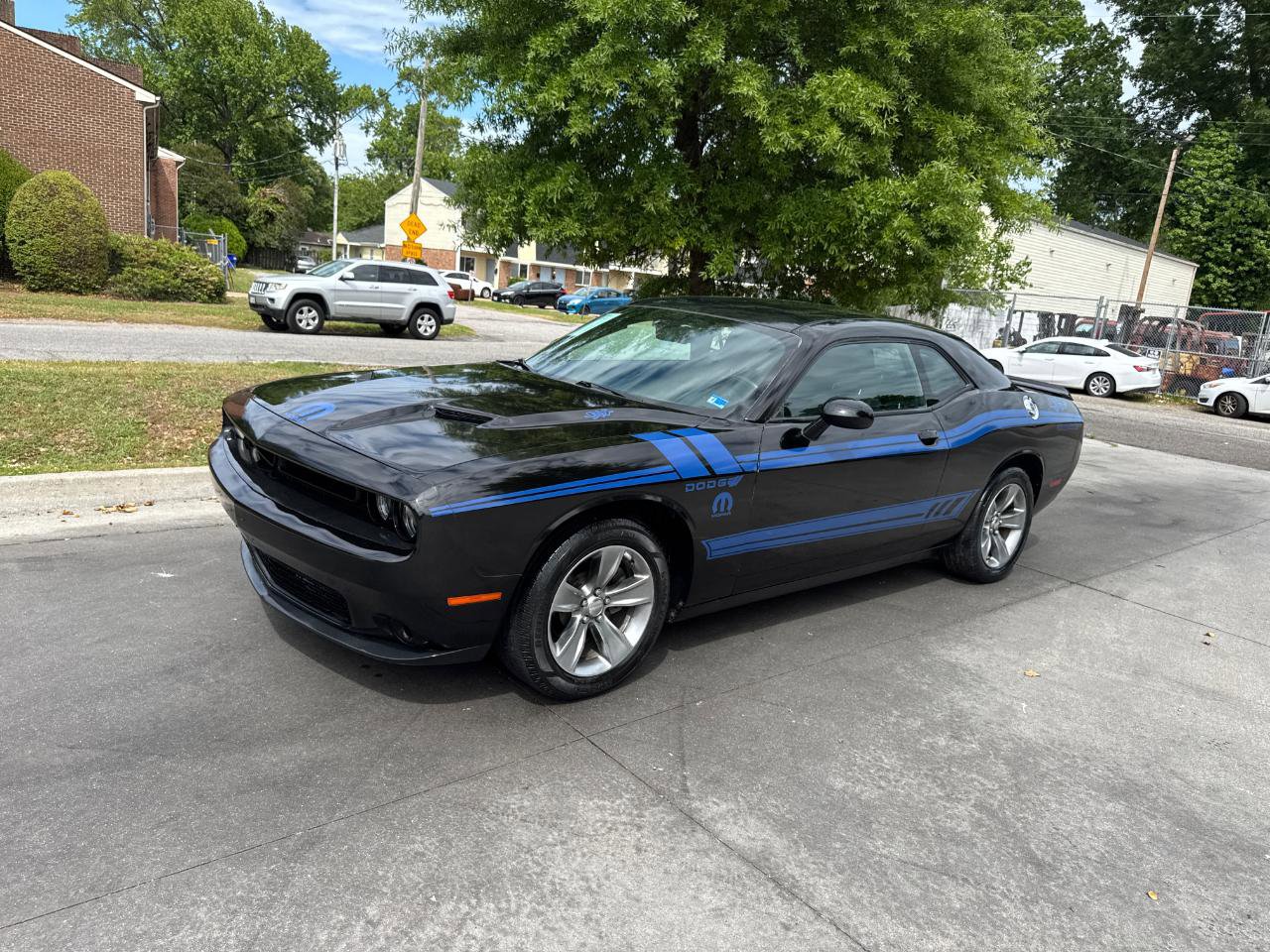 Used 2015 Dodge Challenger SXT RWD image 2