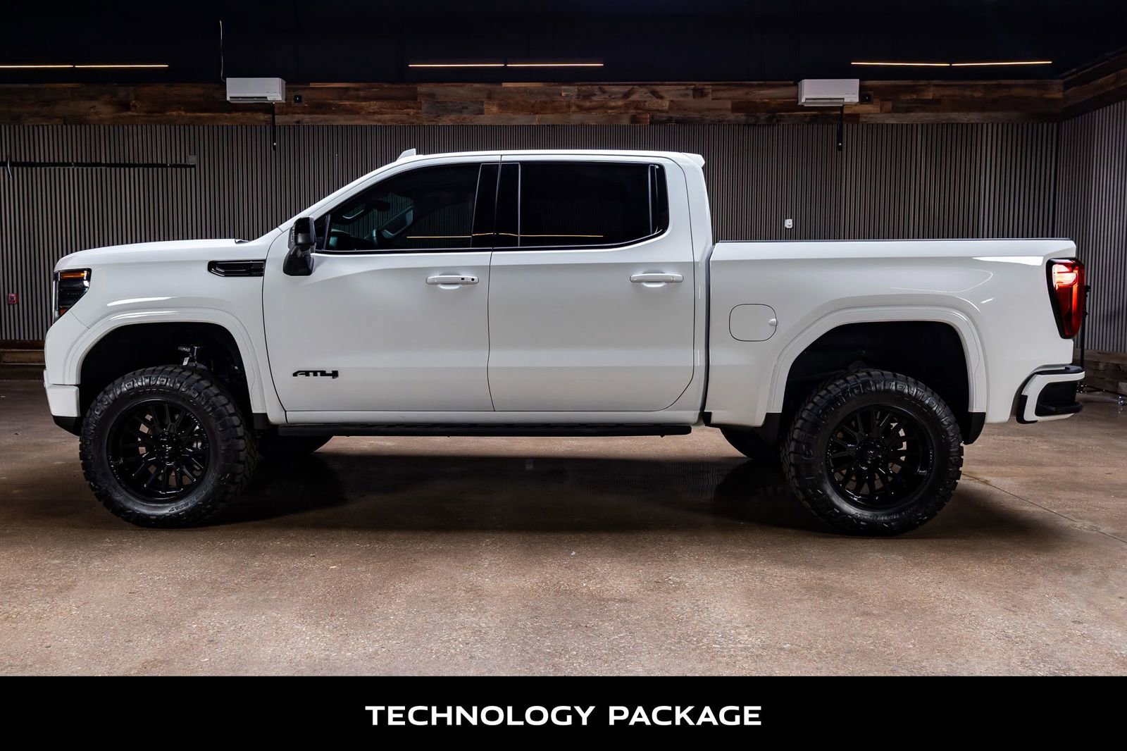 Used 2024 GMC Sierra 1500 AT4 w/ Technology Package image 6