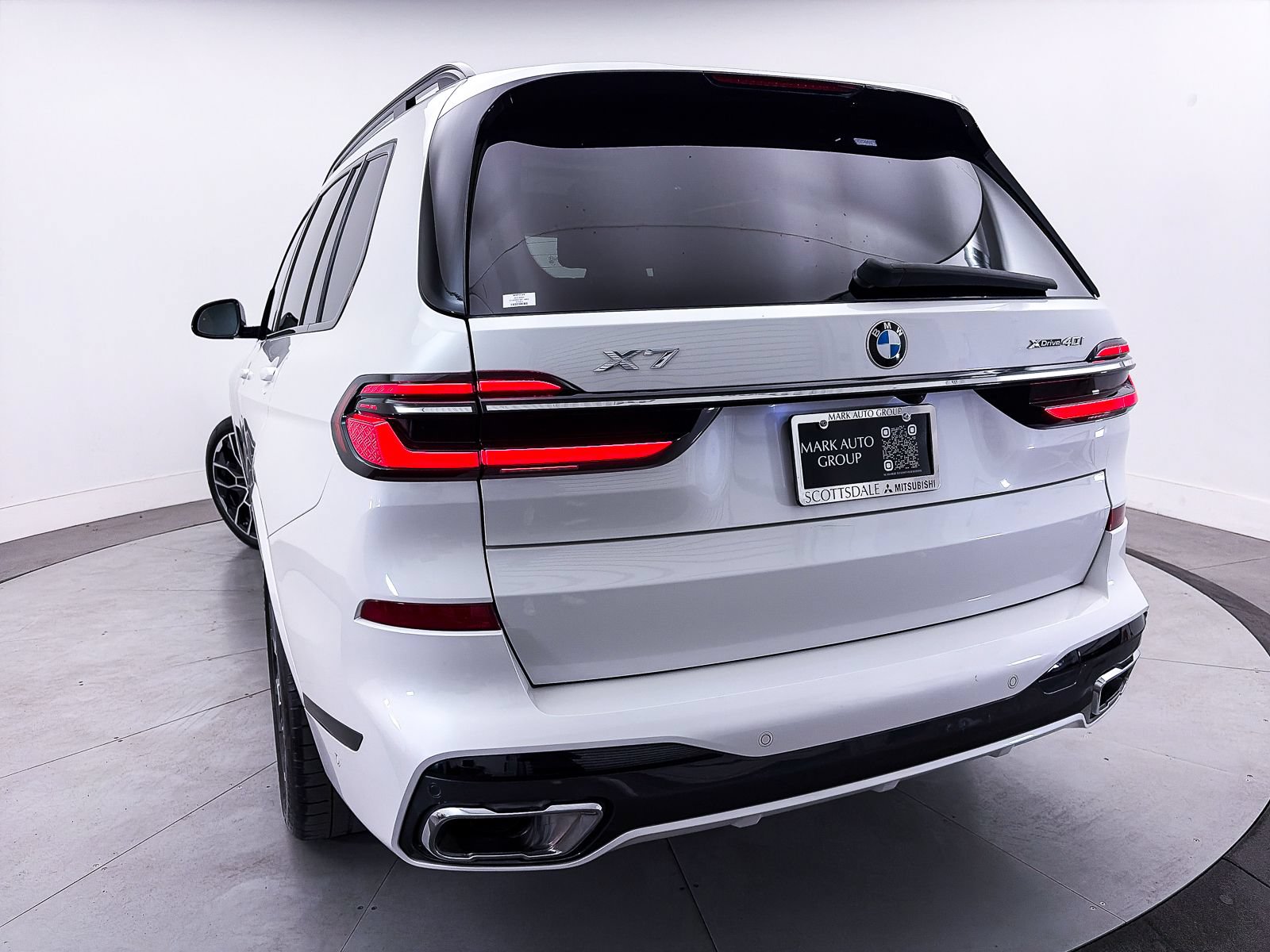 Used 2023 BMW X7 xDrive40i w/ M Sport Package AWD/4WD image 11