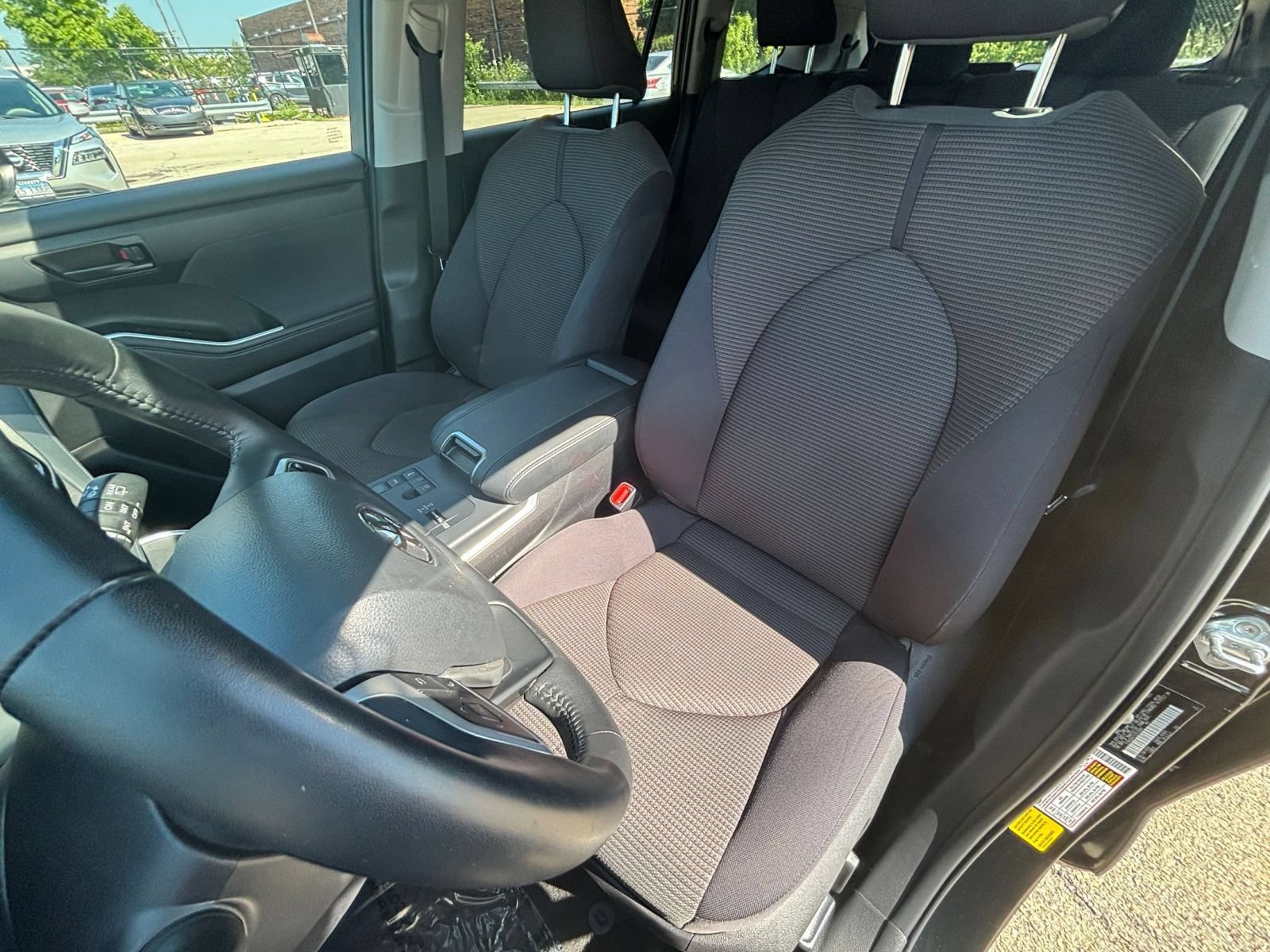 Used 2025 Toyota Highlander LE FWD image 33