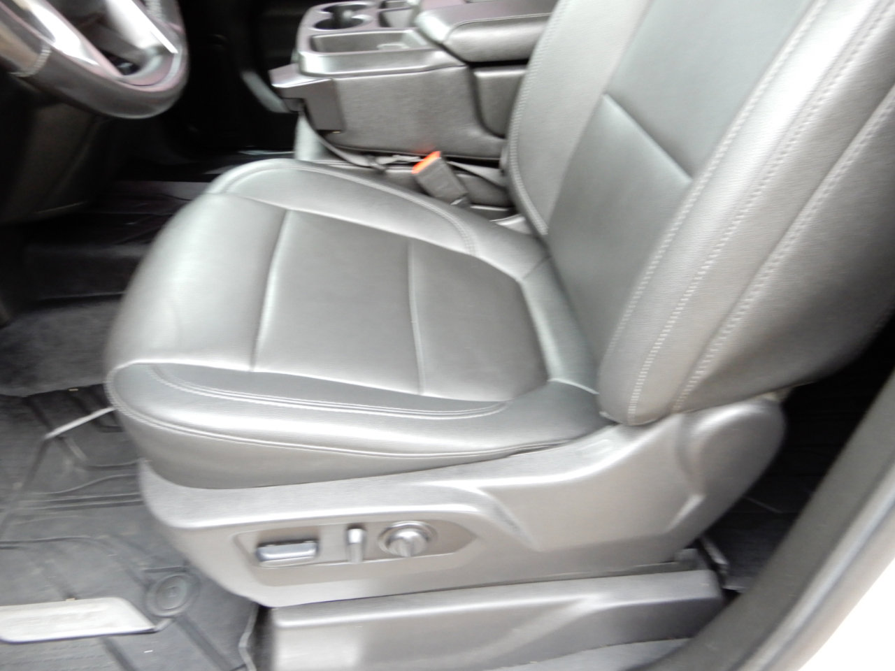 Used 2022 Chevrolet Silverado 1500 LT w/ Leather Package image 11