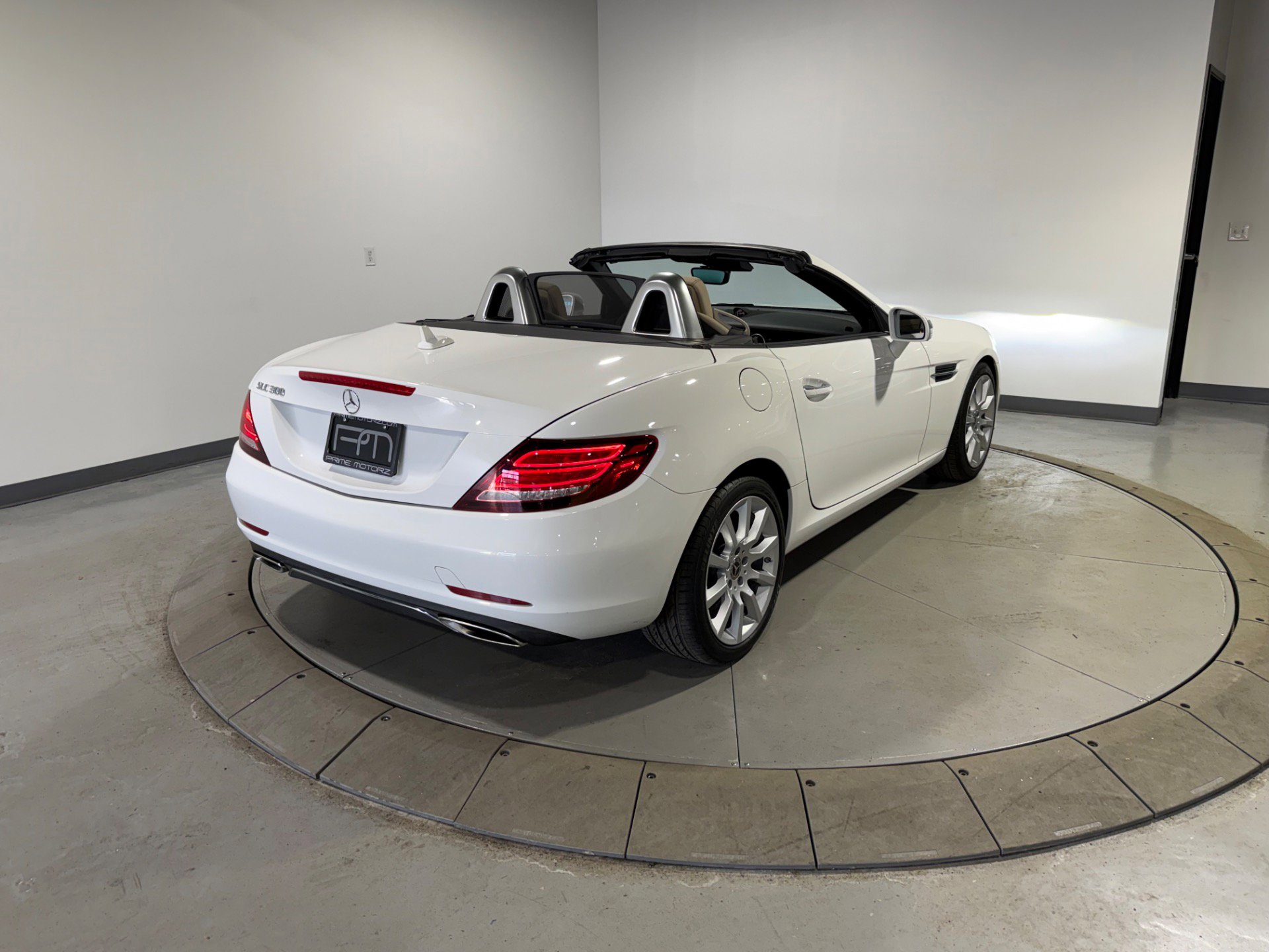 Used 2017 Mercedes-Benz SLC 300 w/ Premium 2 Package image 9