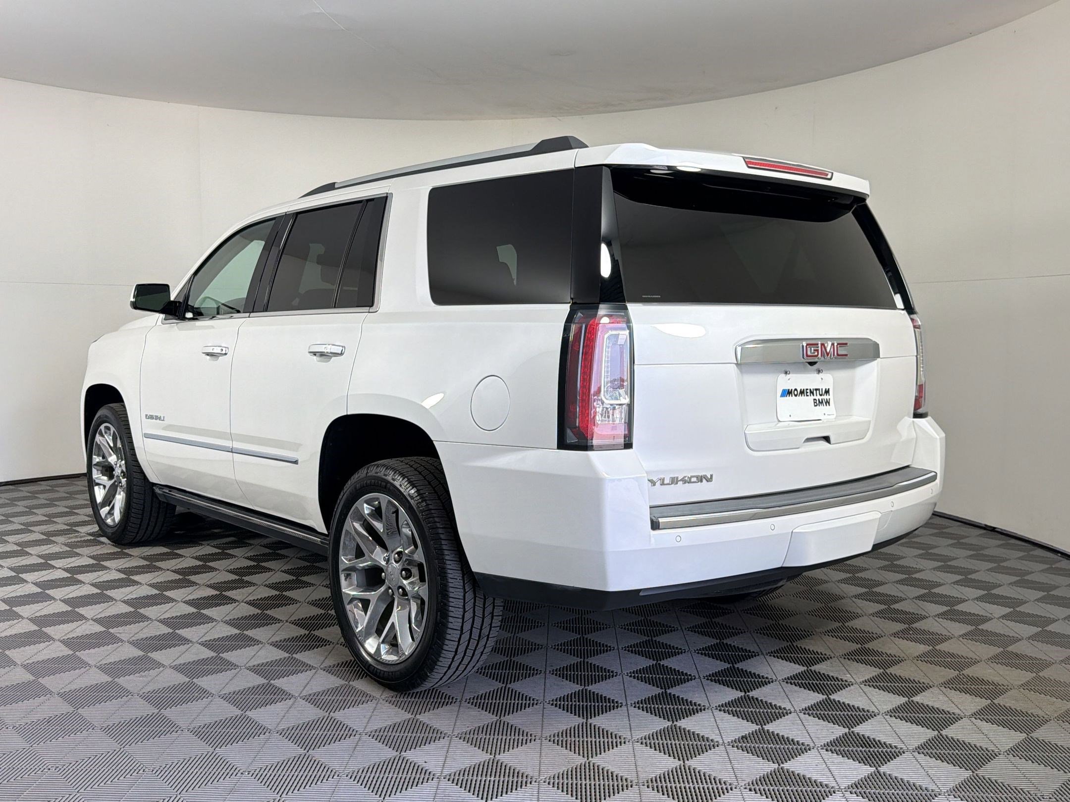 Used 2020 GMC Yukon Denali w/ Denali Premium Package RWD image 3