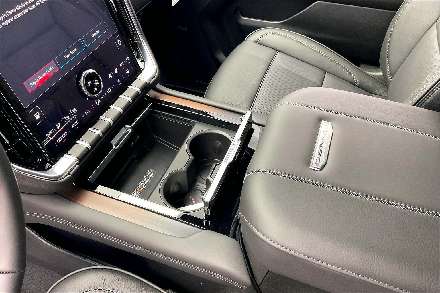 New 2026 GMC Yukon XL Denali w/ Denali Reserve Package AWD/4WD image 8