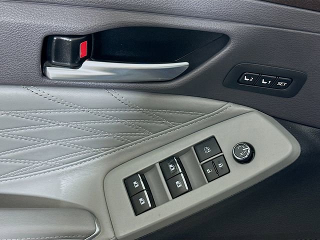 Used 2019 Toyota Avalon Limited image 19