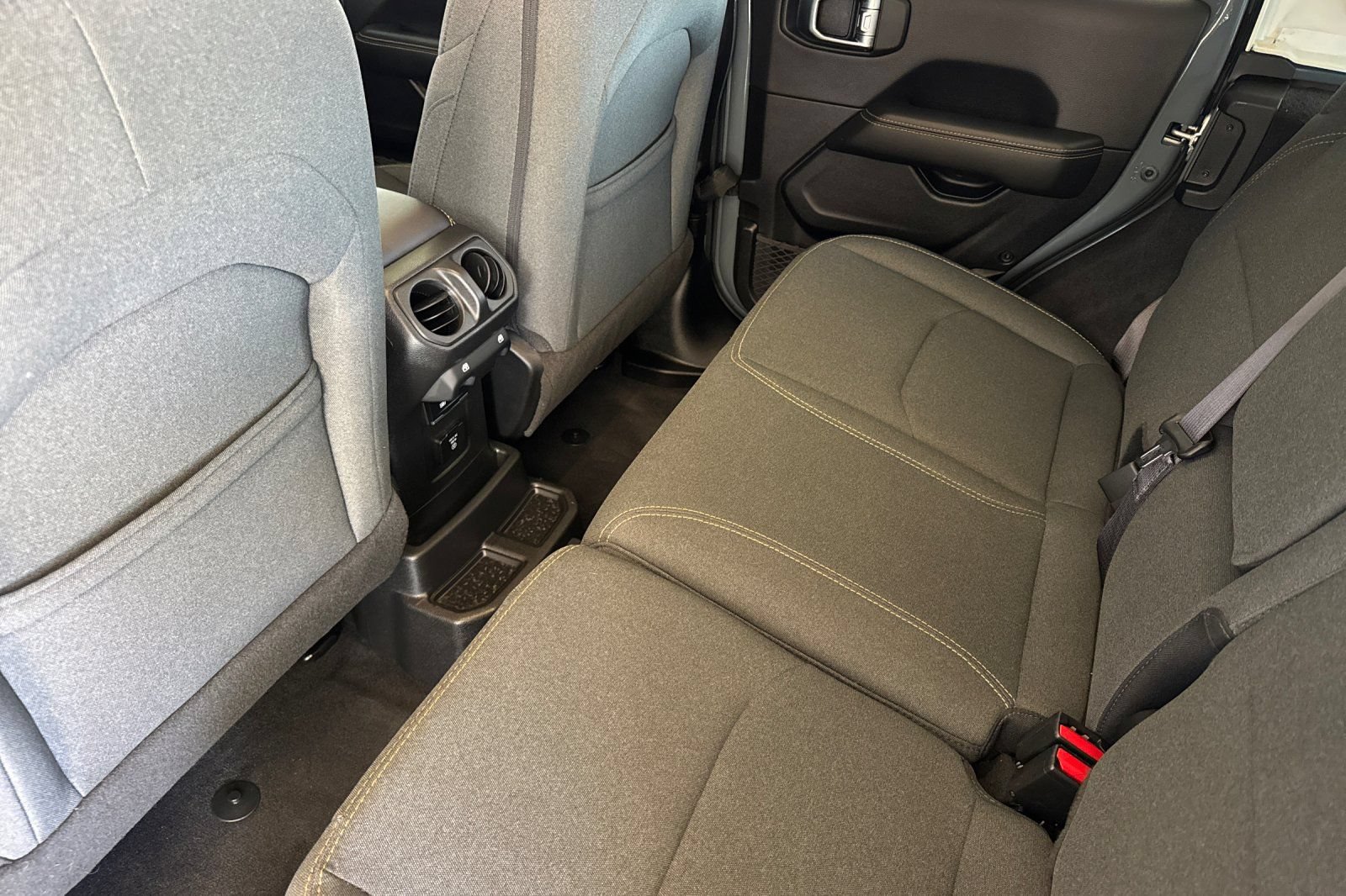 Used 2025 Jeep Wrangler Unlimited Sahara AWD/4WD image 12