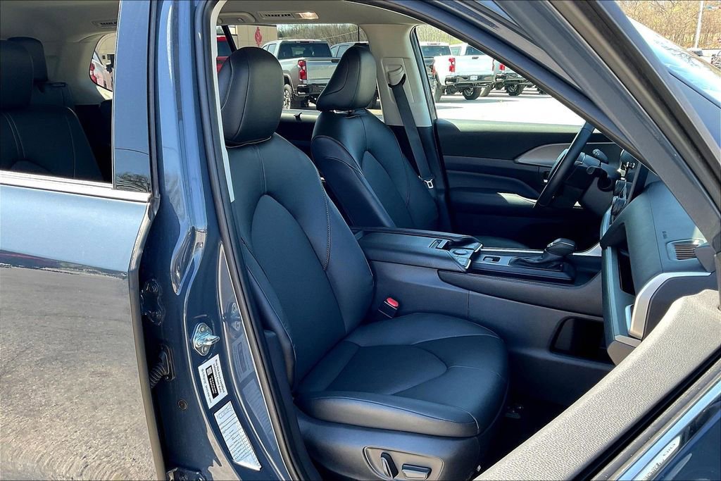 Used 2025 Toyota Grand Highlander AWD image 7