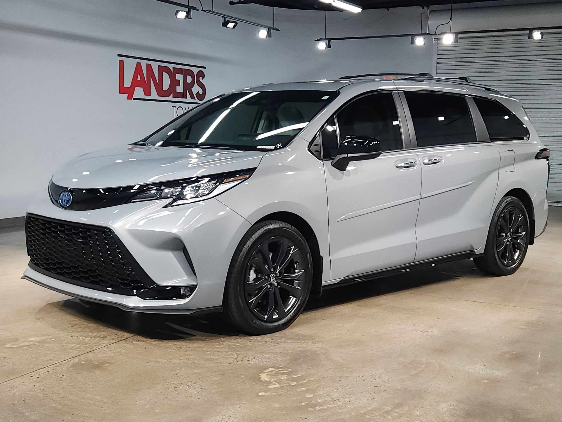 Certified 2025 Toyota Sienna XSE FWD image 3