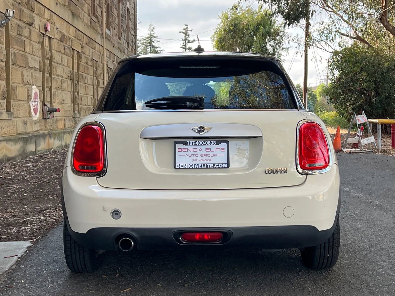 Used 2015 MINI Cooper 4-Door Hardtop image 4