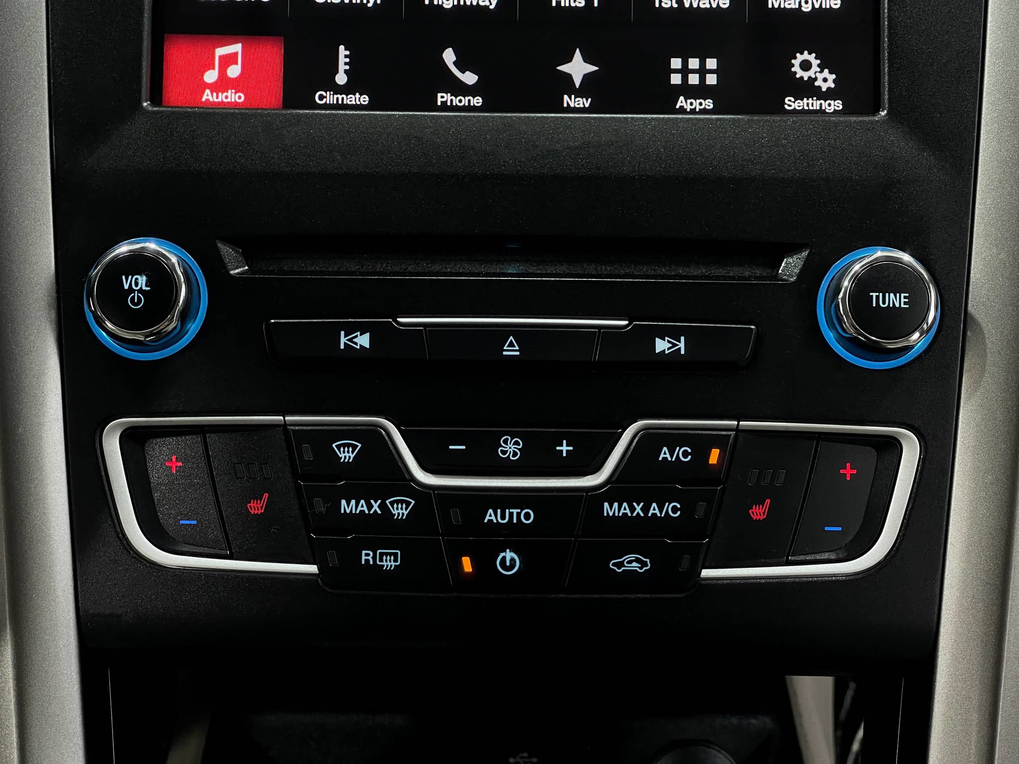 Used 2018 Ford Fusion SE w/ Fusion SE Technology Package FWD image 25