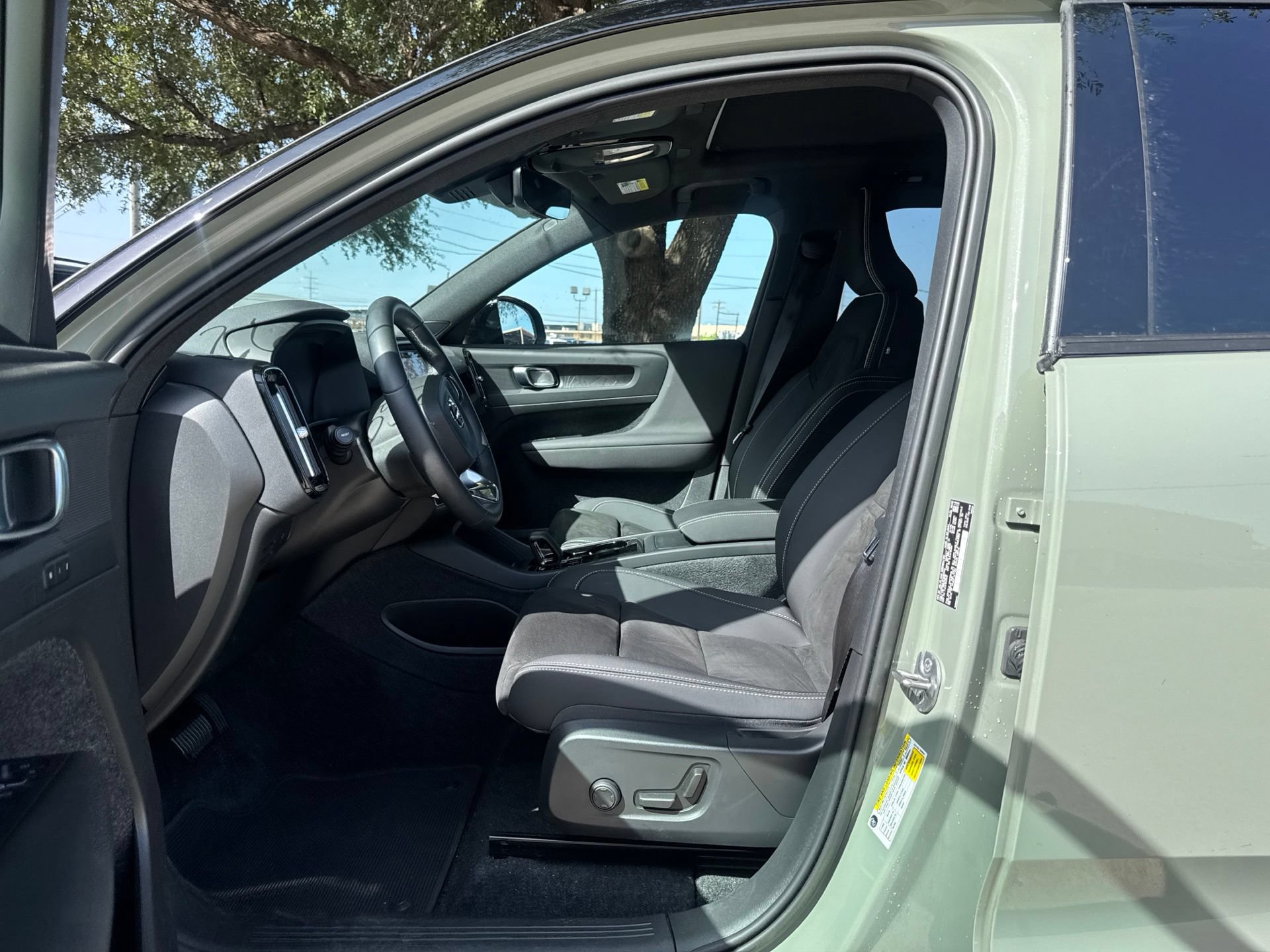 Certified 2023 Volvo XC40 Recharge Plus w/ Protection Package Premier AWD/4WD image 9