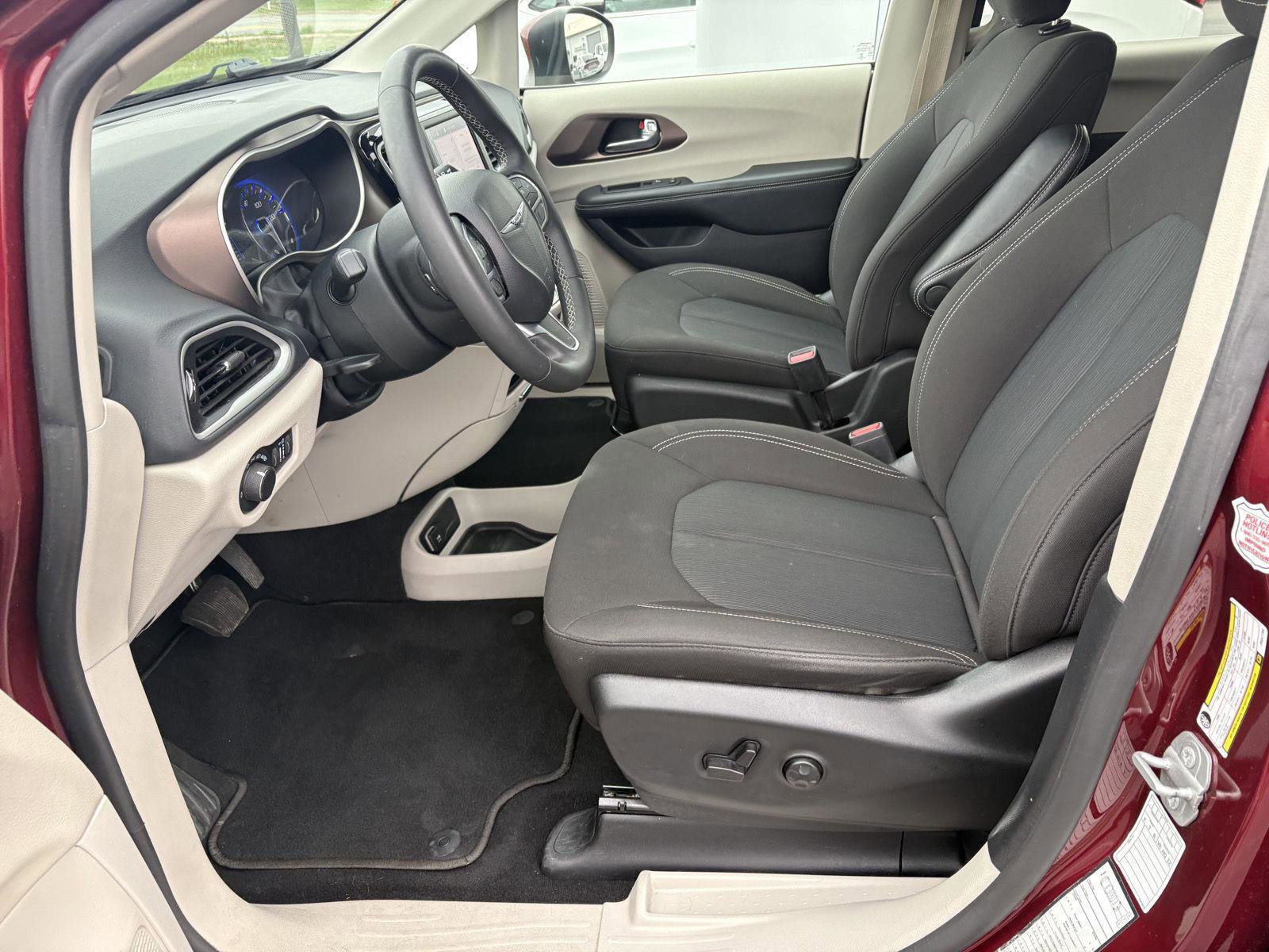 Used 2023 Chrysler Voyager LX image 4