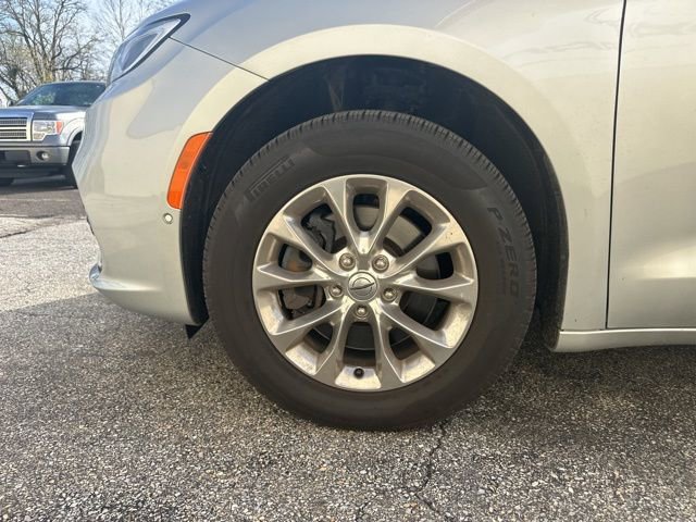 Used 2023 Chrysler Pacifica Touring-L image 11