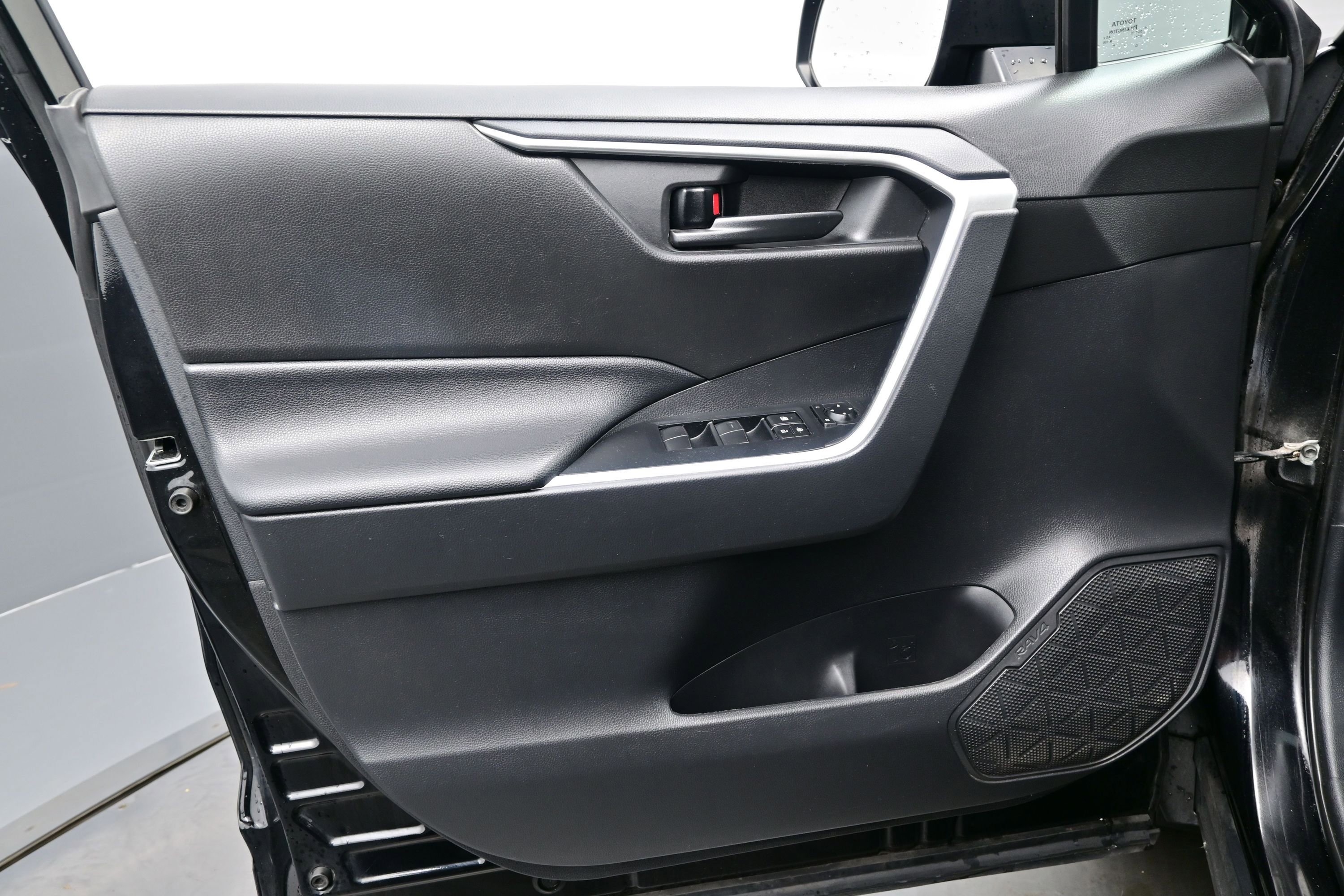 Used 2021 Toyota RAV4 LE AWD/4WD image 9