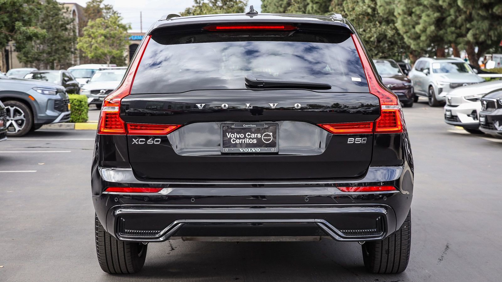 Used 2025 Volvo XC60 B5 Plus image 10