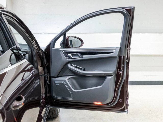 Used 2025 Porsche Macan image 35