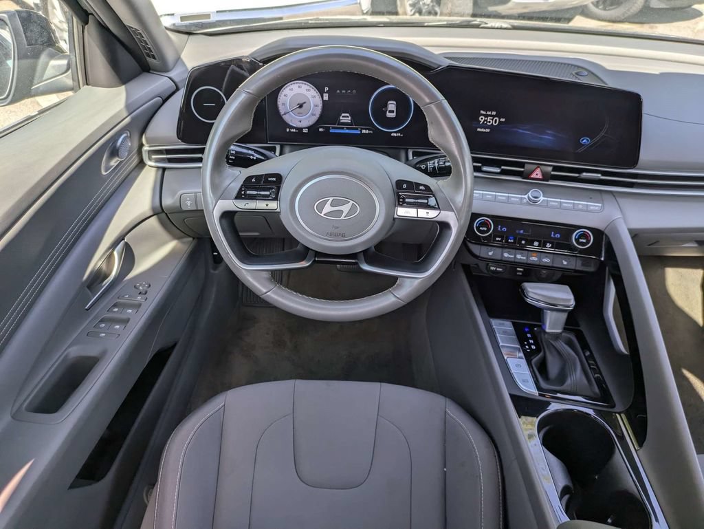 Used 2025 Hyundai Elantra SEL FWD image 15