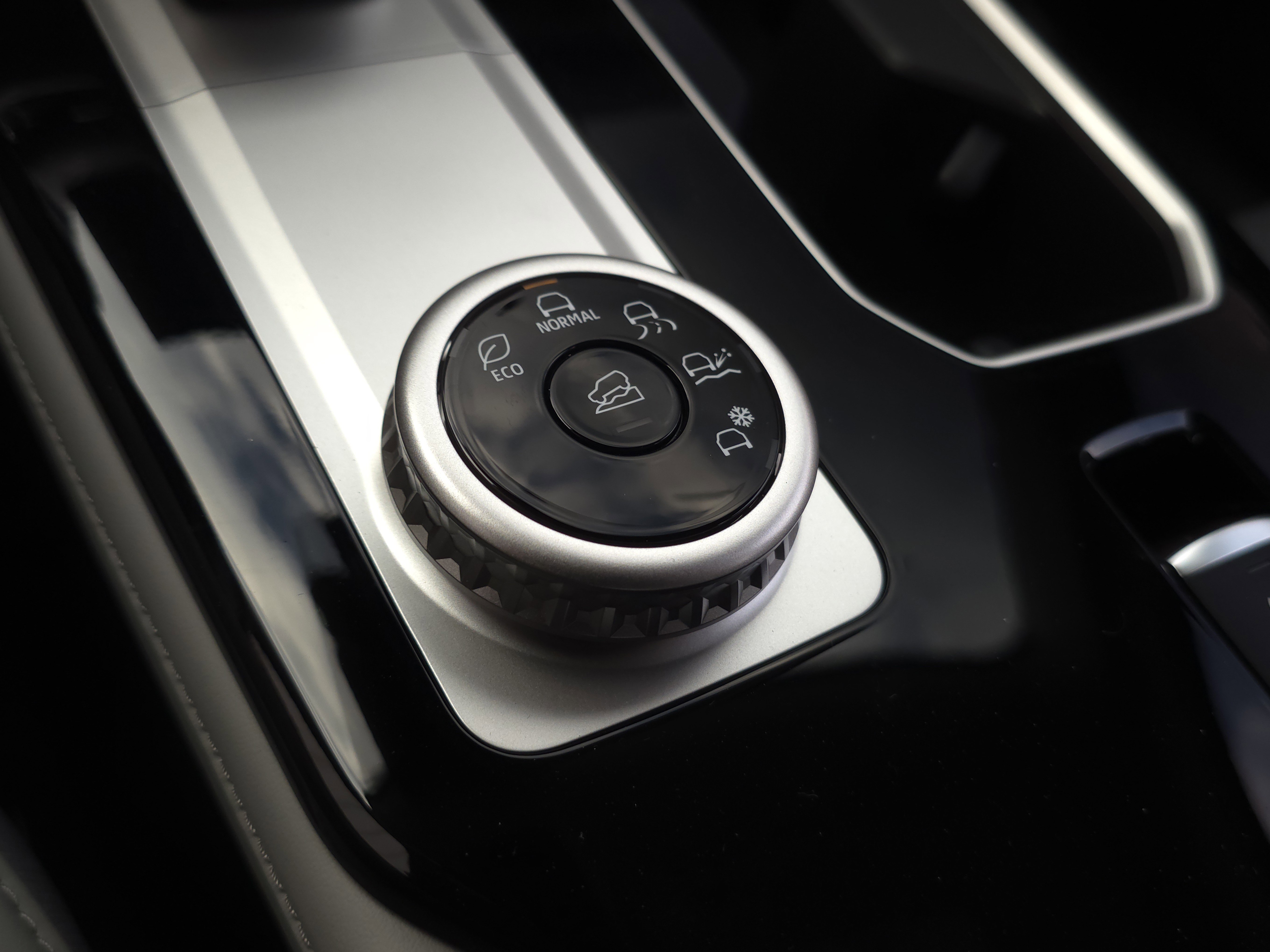 New 2025 Mitsubishi Outlander SE image 19