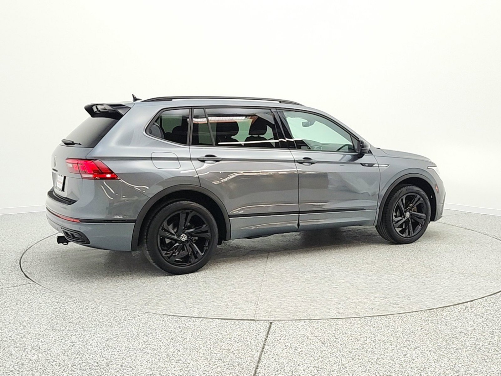 Used 2024 Volkswagen Tiguan SE R-Line image 5