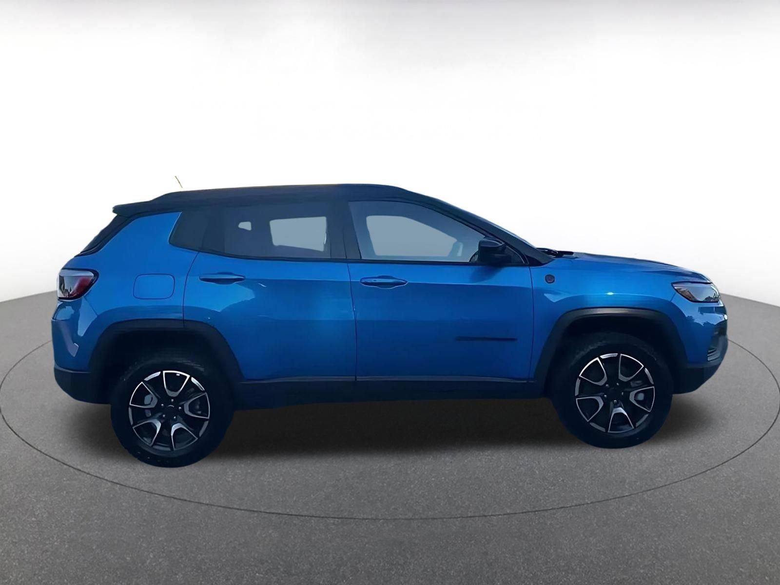 Used 2025 Jeep Compass Trailhawk AWD/4WD image 8
