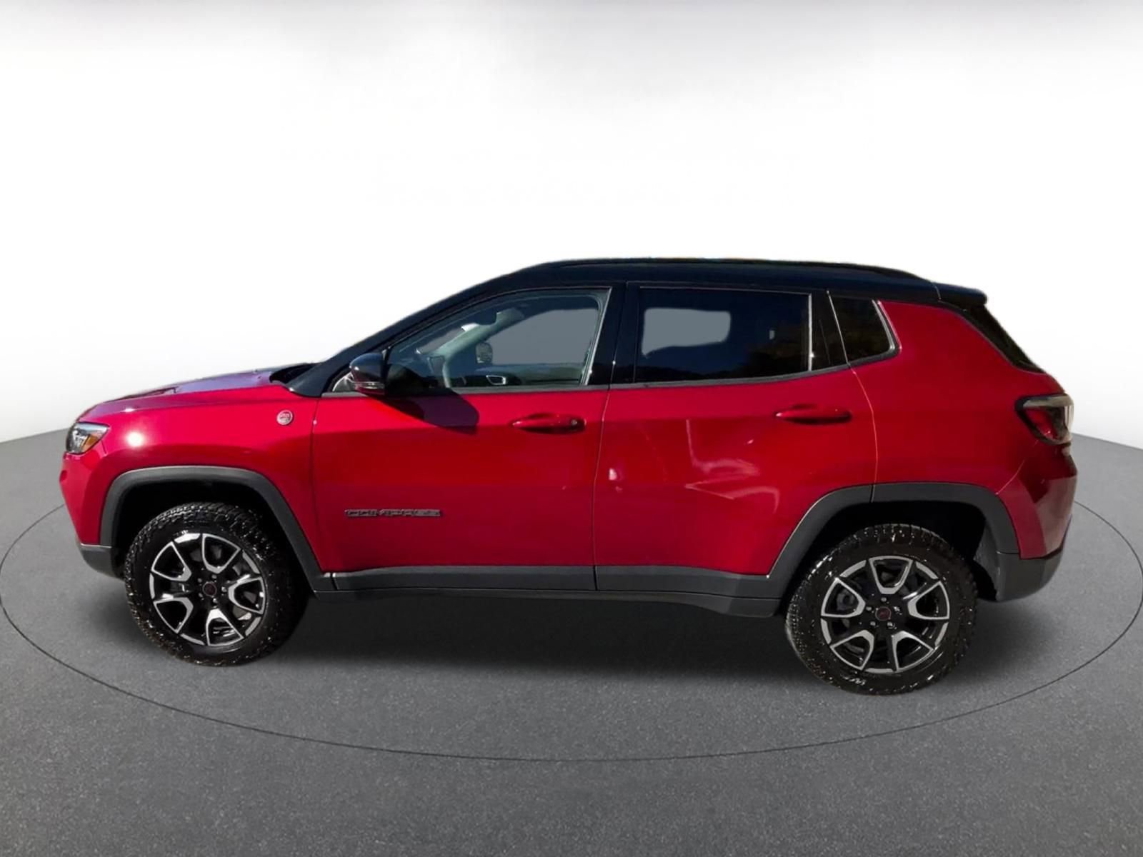 Used 2025 Jeep Compass Trailhawk image 8