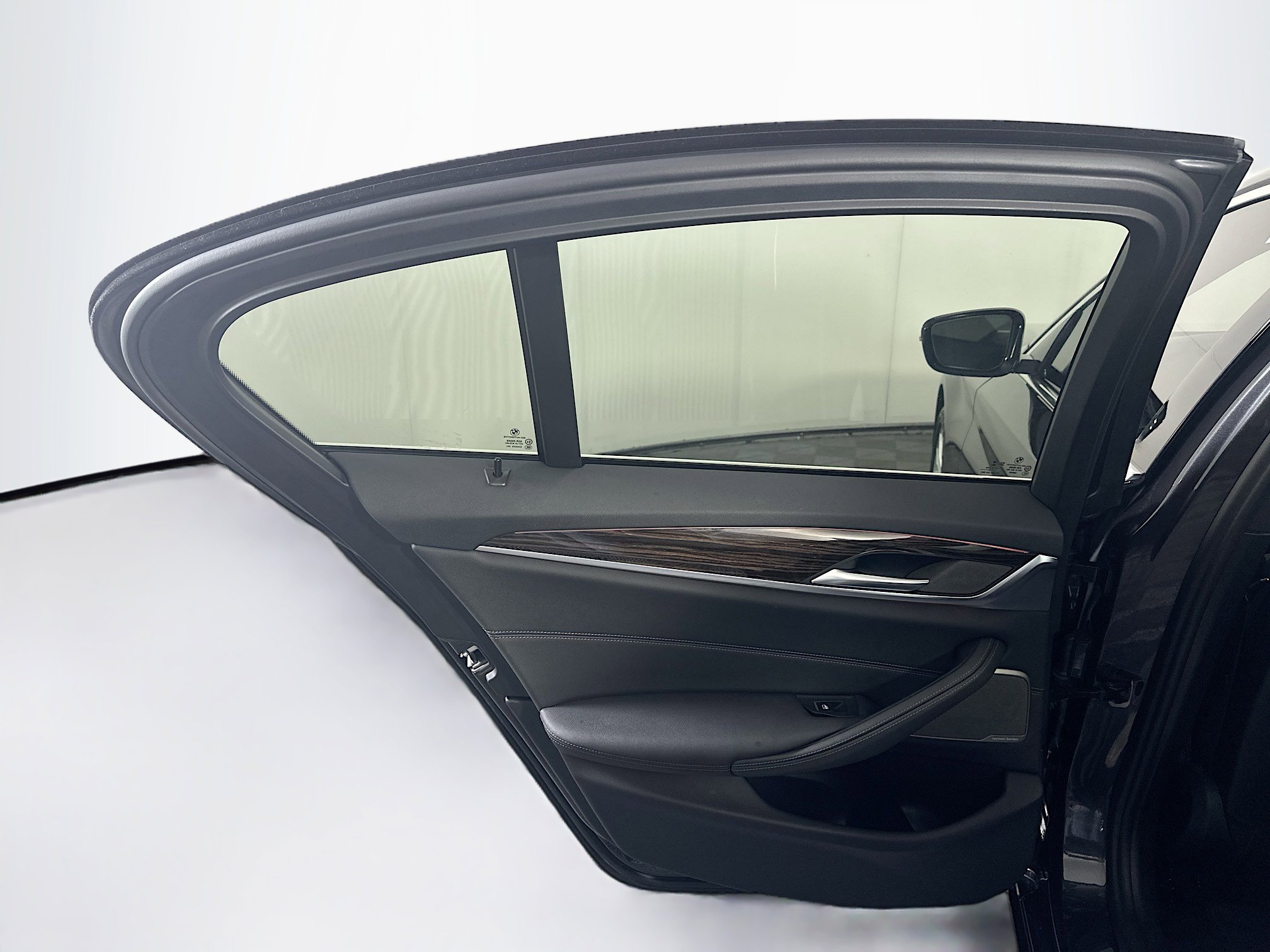 Used 2023 BMW 530i w/ Premium Package image 28