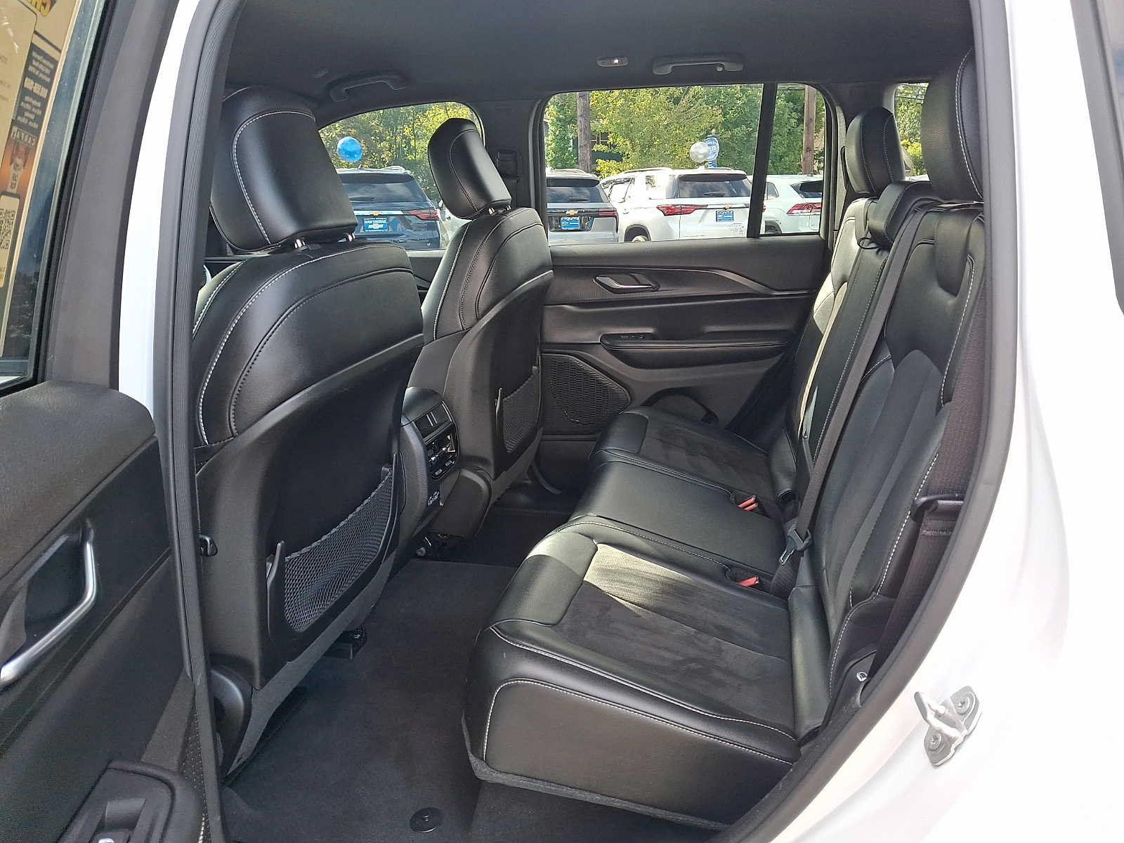 Used 2024 Jeep Grand Cherokee Altitude AWD/4WD image 10