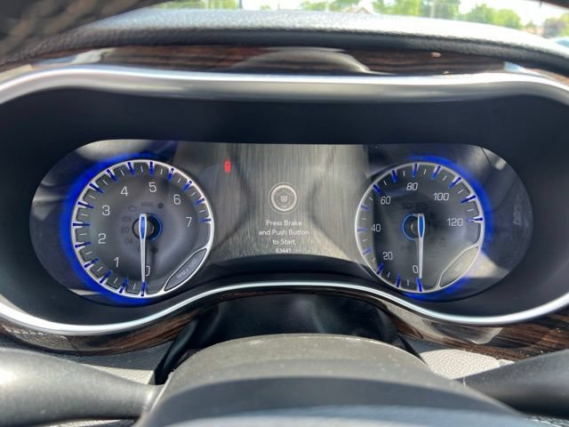 Used 2023 Chrysler Pacifica Limited FWD image 5