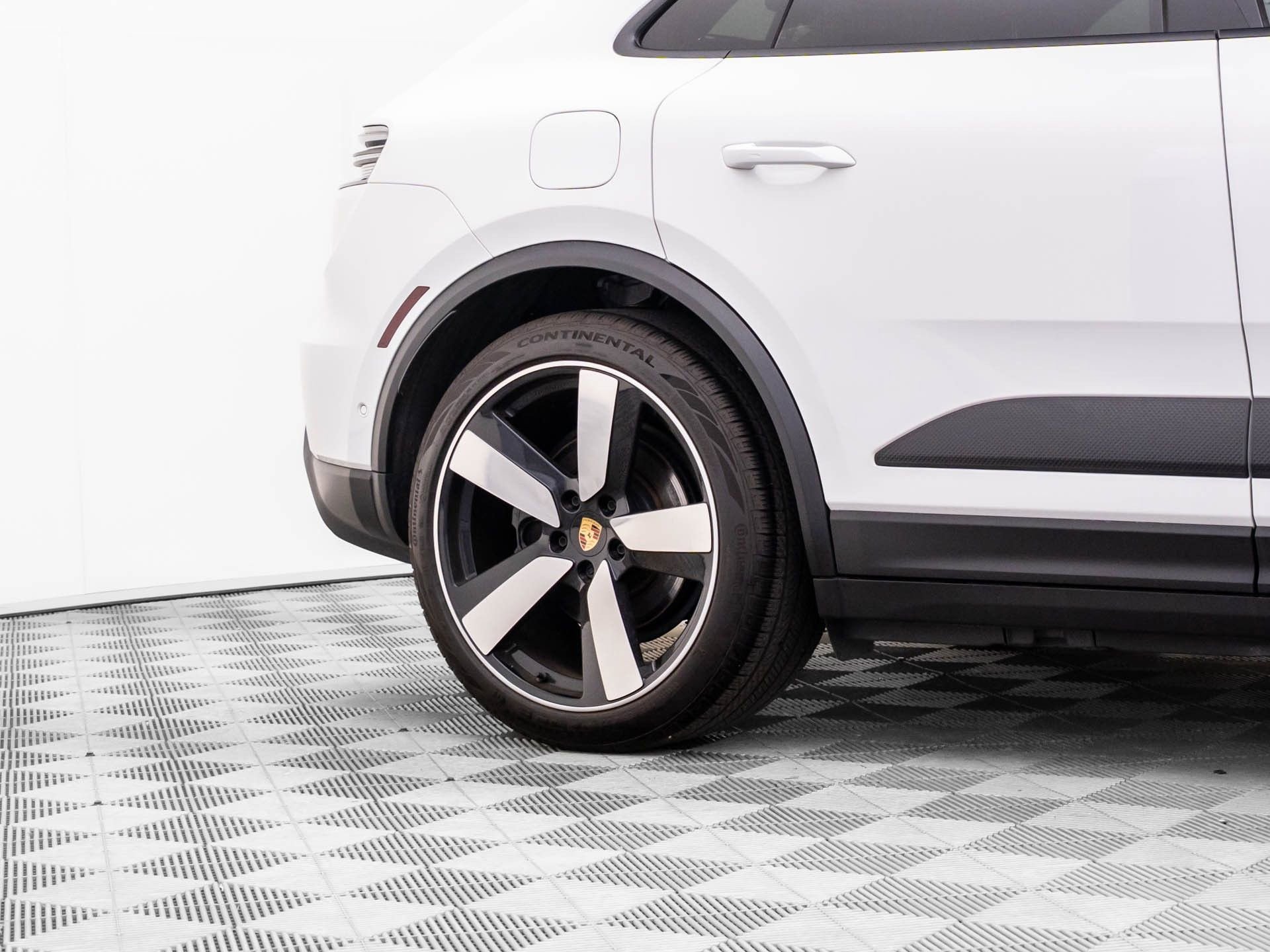 Certified 2024 Porsche Macan 4 Electric image 33