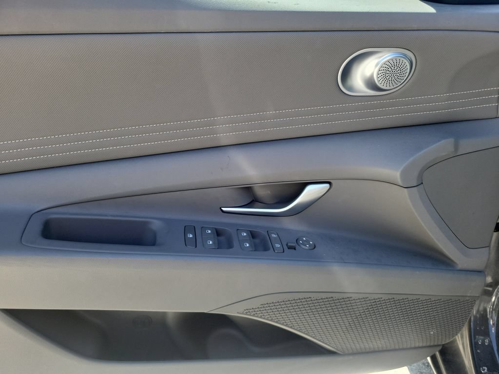 Used 2024 Hyundai Elantra SEL w/ Convenience Package FWD image 17
