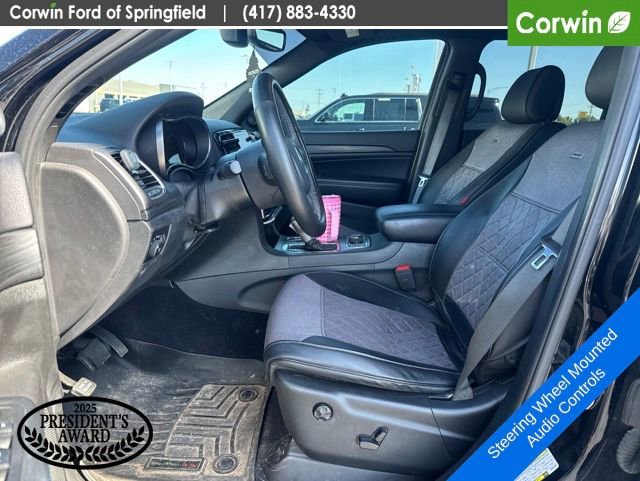 Used 2019 Jeep Grand Cherokee Laredo AWD/4WD image 17
