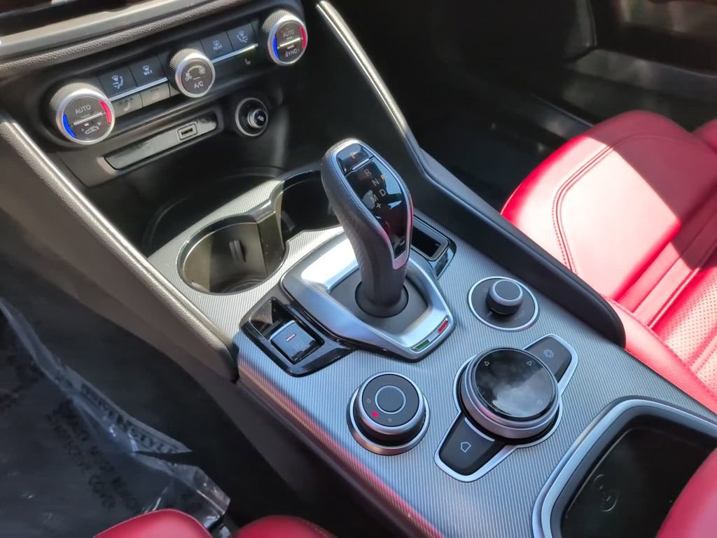 Used 2024 Alfa Romeo Giulia Veloce AWD/4WD image 31