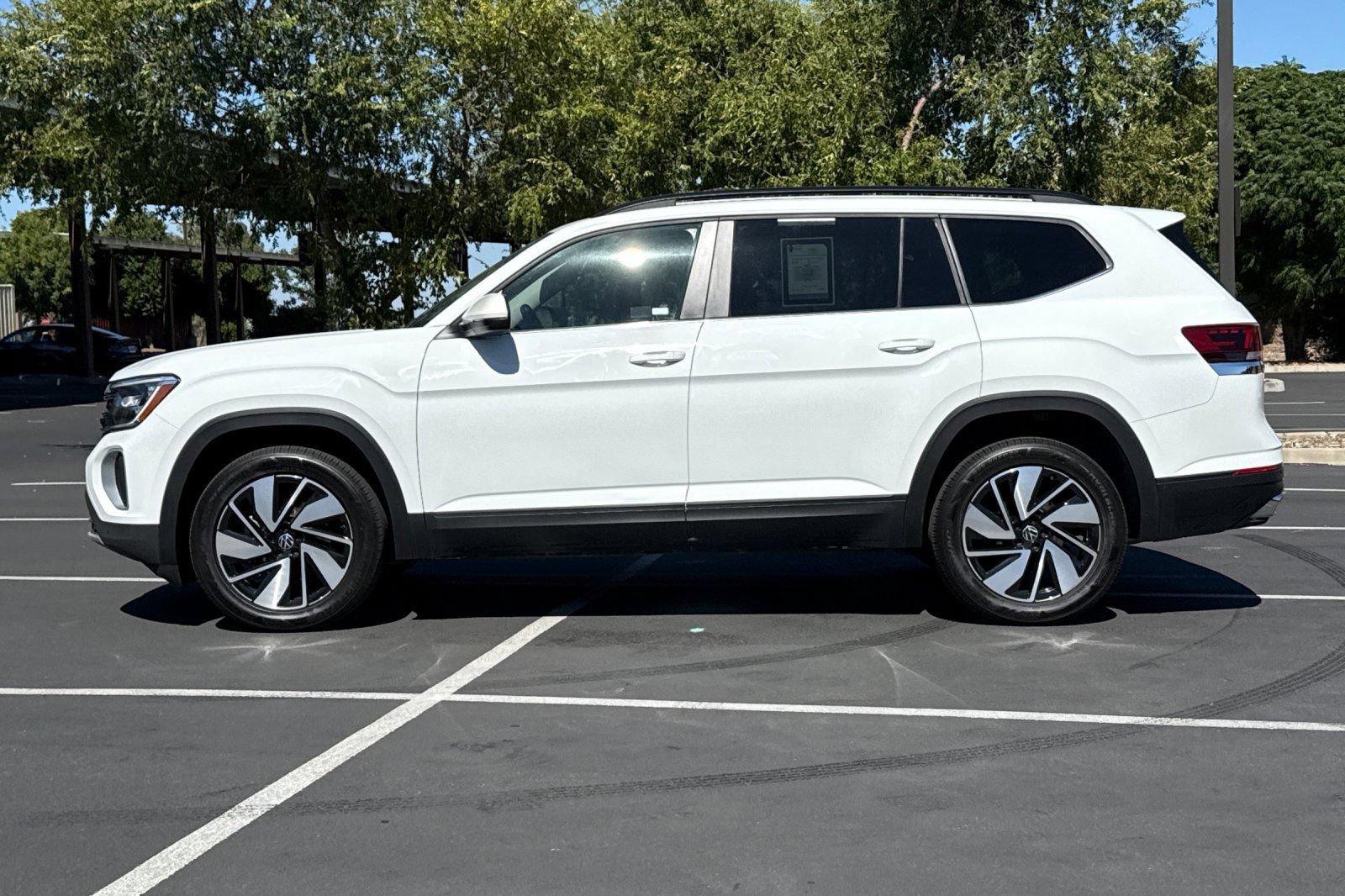 Used 2024 Volkswagen Atlas SE AWD/4WD image 14