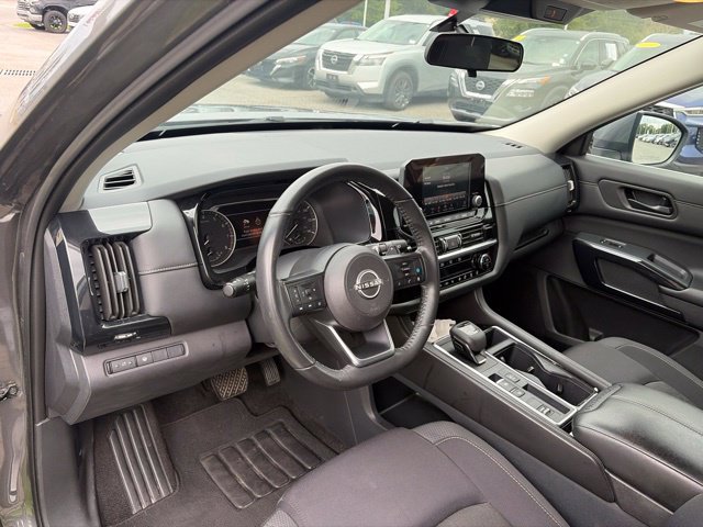 Used 2024 Nissan Pathfinder SV w/ Lighting Package (N92) FWD image 26