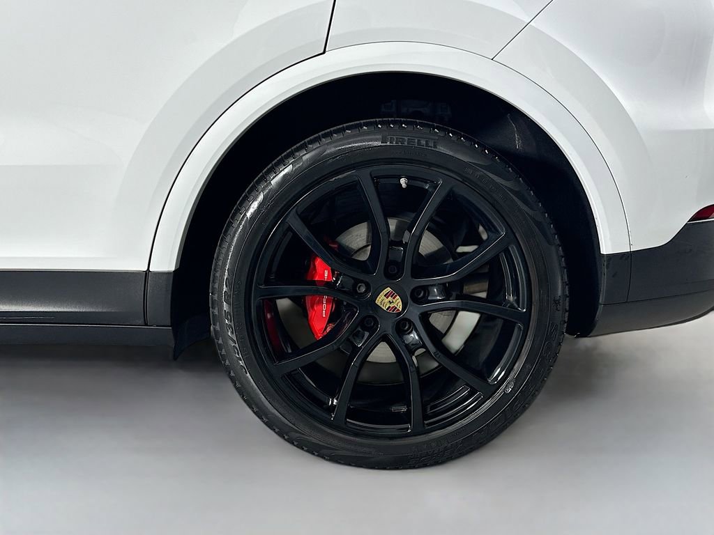Certified 2022 Porsche Cayenne Platinum Edition image 33