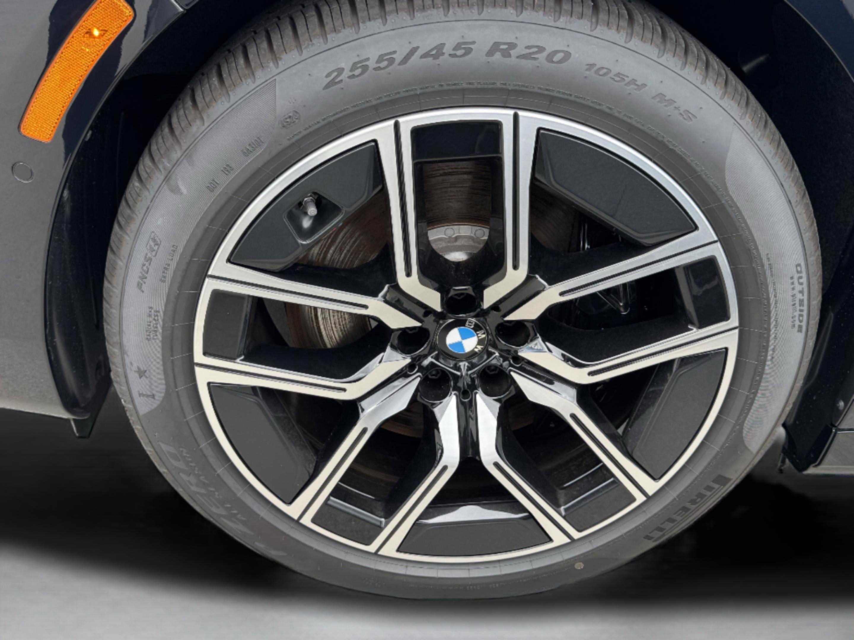 Used 2025 BMW i7 xDrive60 w/ Premium Package image 9