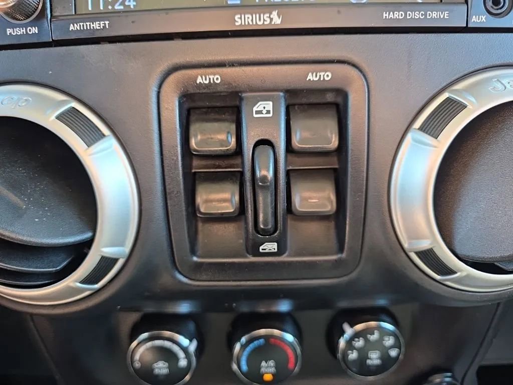 Used 2018 Jeep Wrangler Unlimited Sahara AWD/4WD image 28