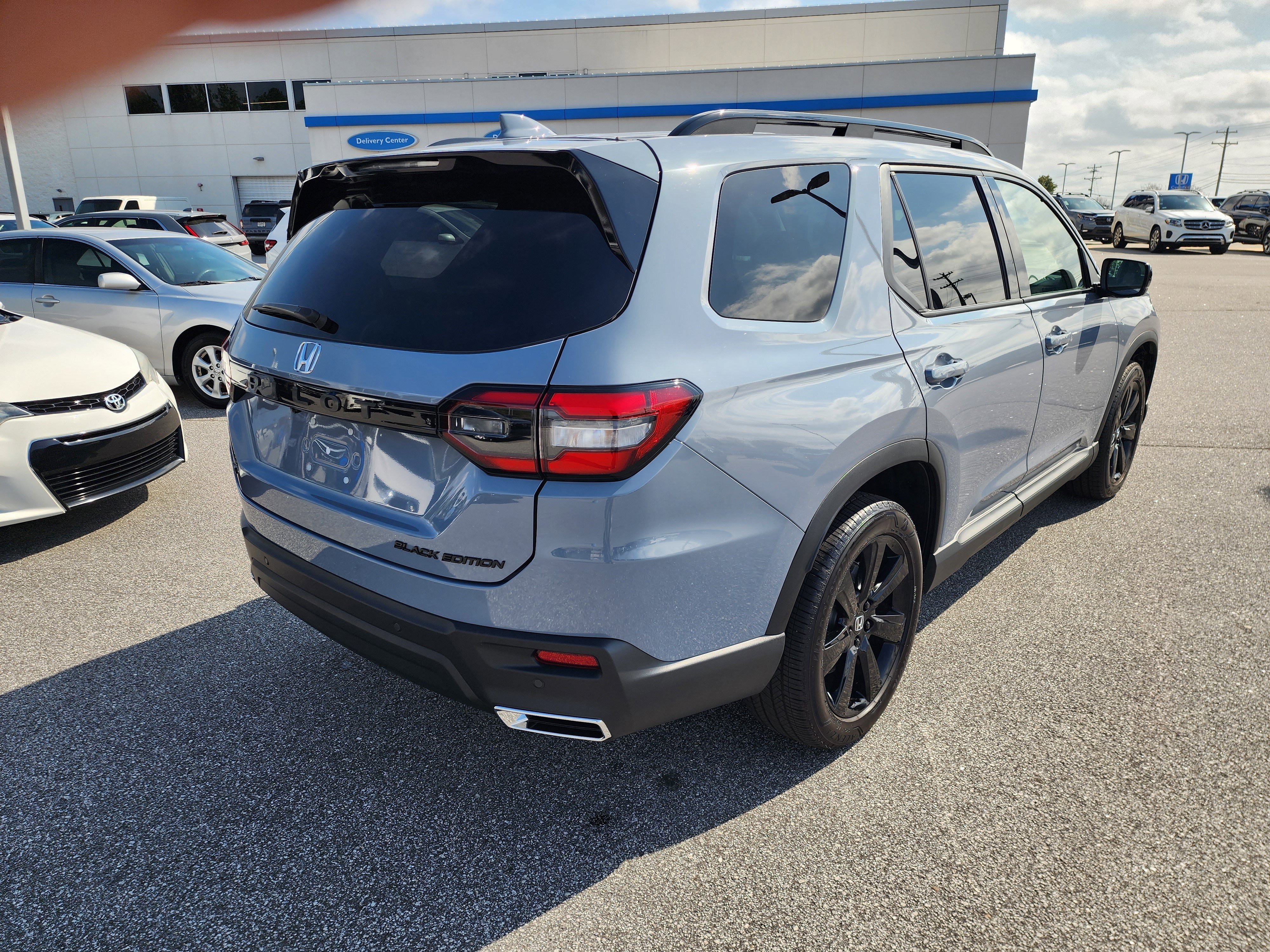 Certified 2025 Honda Pilot Black Edition image 4