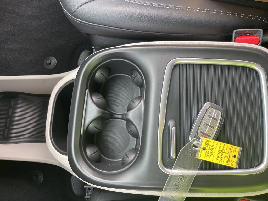 Used 2024 Chrysler Pacifica Select image 36