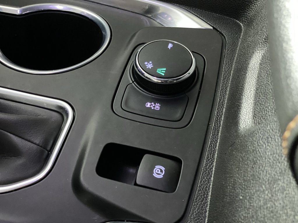 Used 2021 Chevrolet Traverse LT FWD image 41