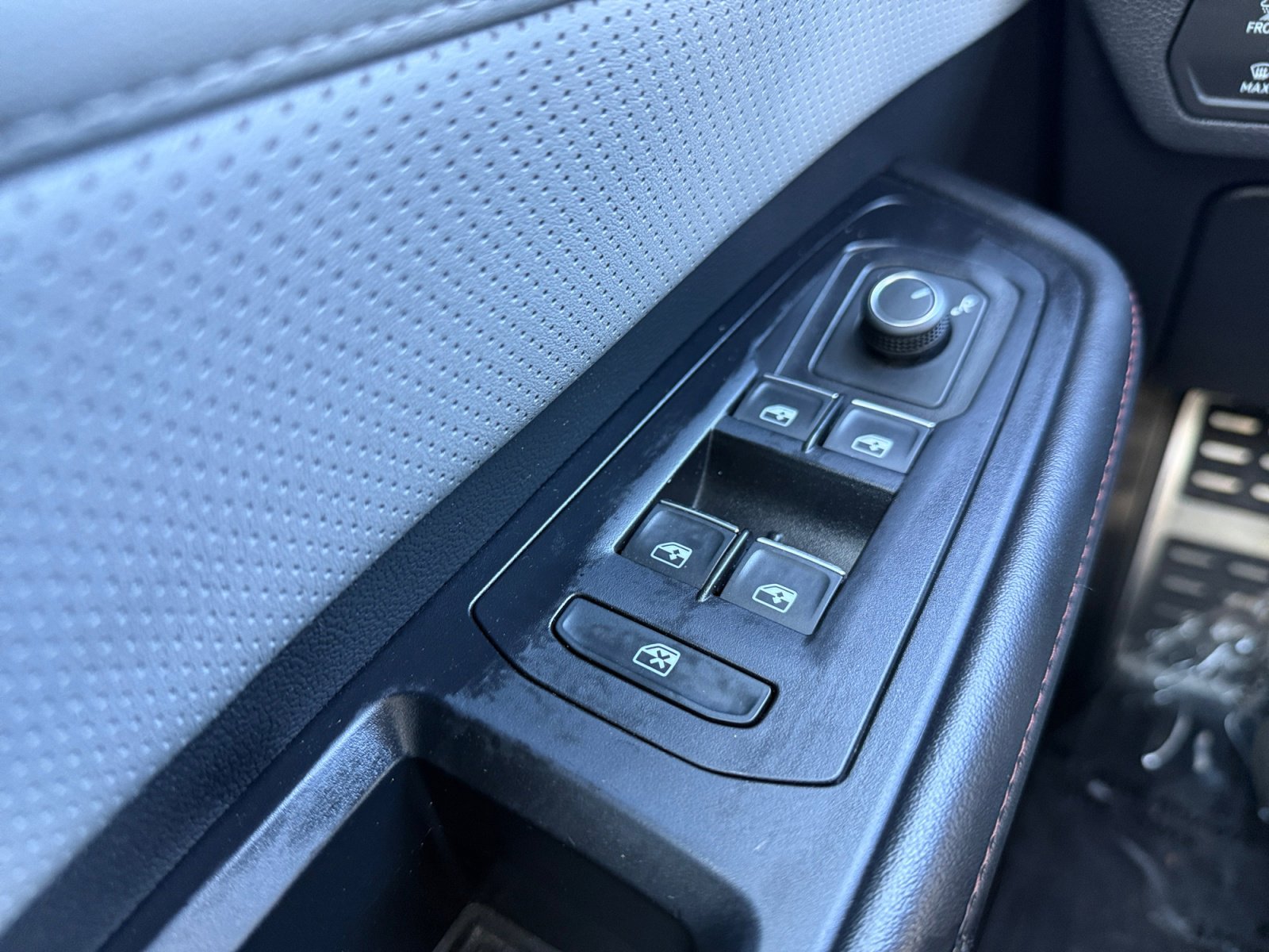 Used 2025 Volkswagen Atlas Peak Edition SE image 21