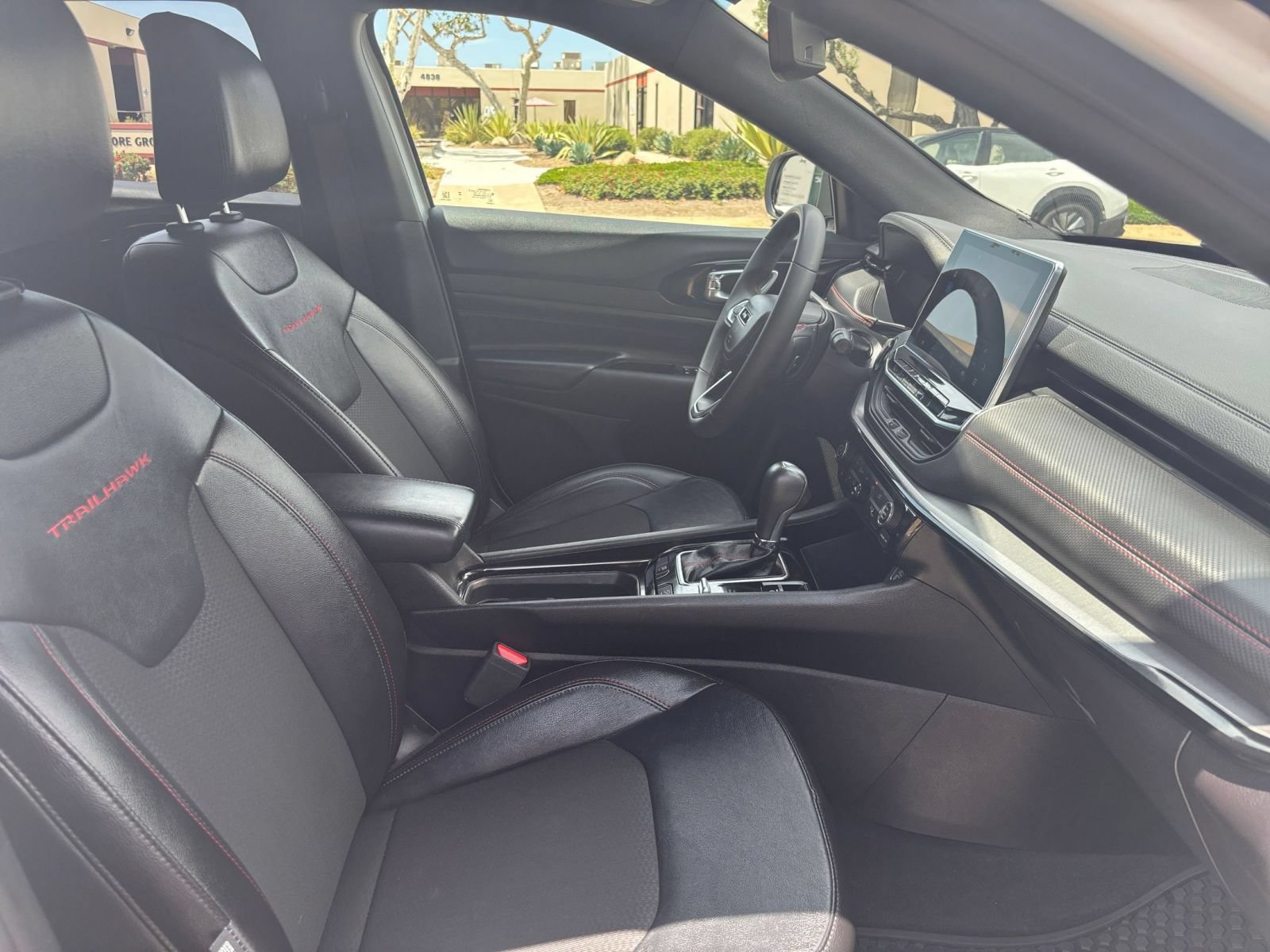 Used 2025 Jeep Compass Trailhawk AWD/4WD image 34
