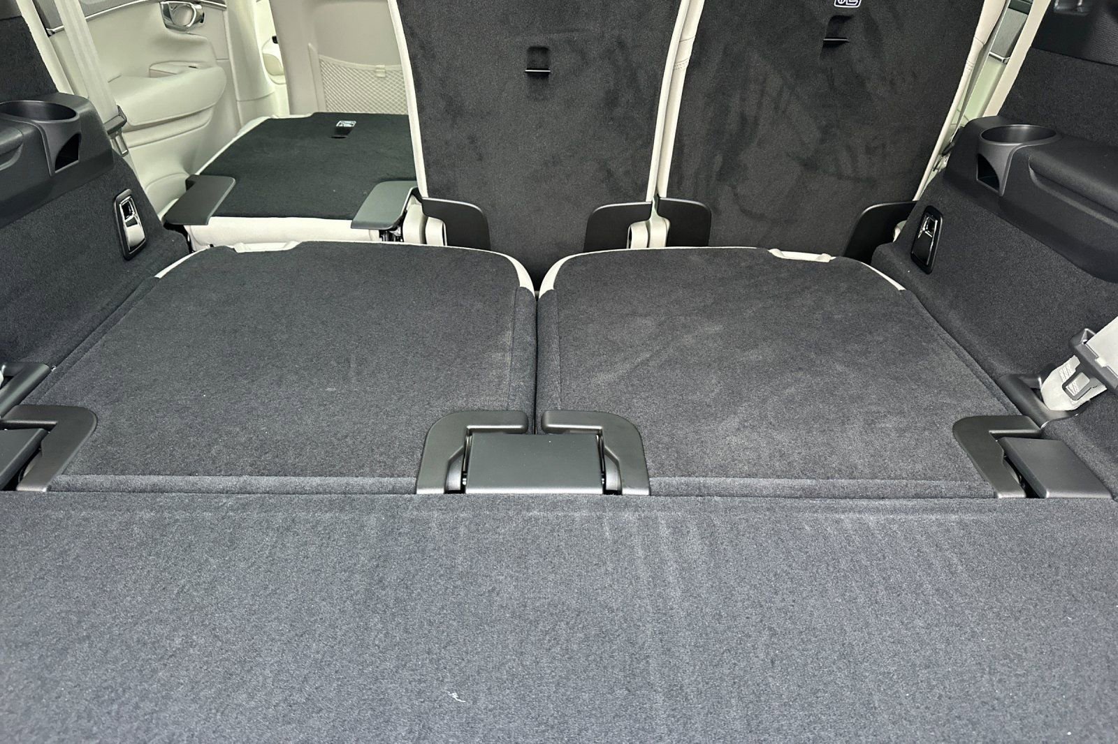 New 2026 Volvo XC90 B6 Ultra w/ Protection Package image 18