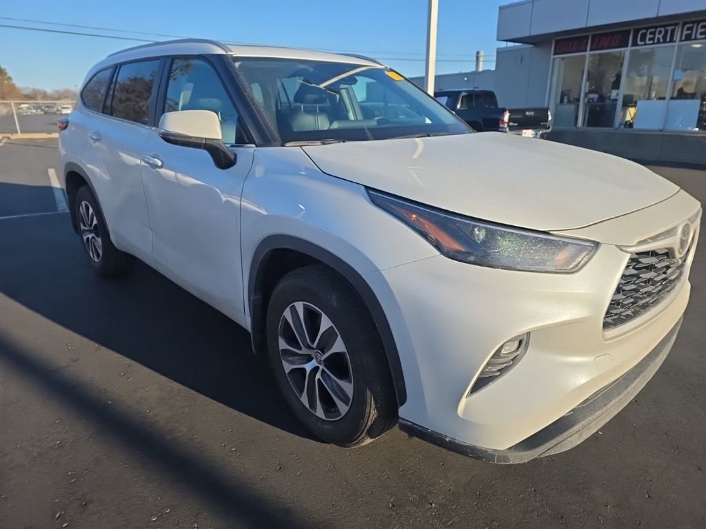 Used 2023 Toyota Highlander XLE image 3