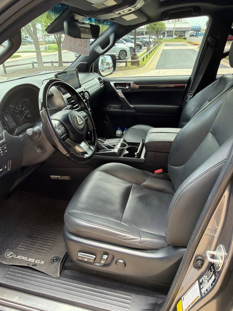 Used 2022 Lexus GX 460 Luxury w/ Sport Design Package AWD/4WD image 3