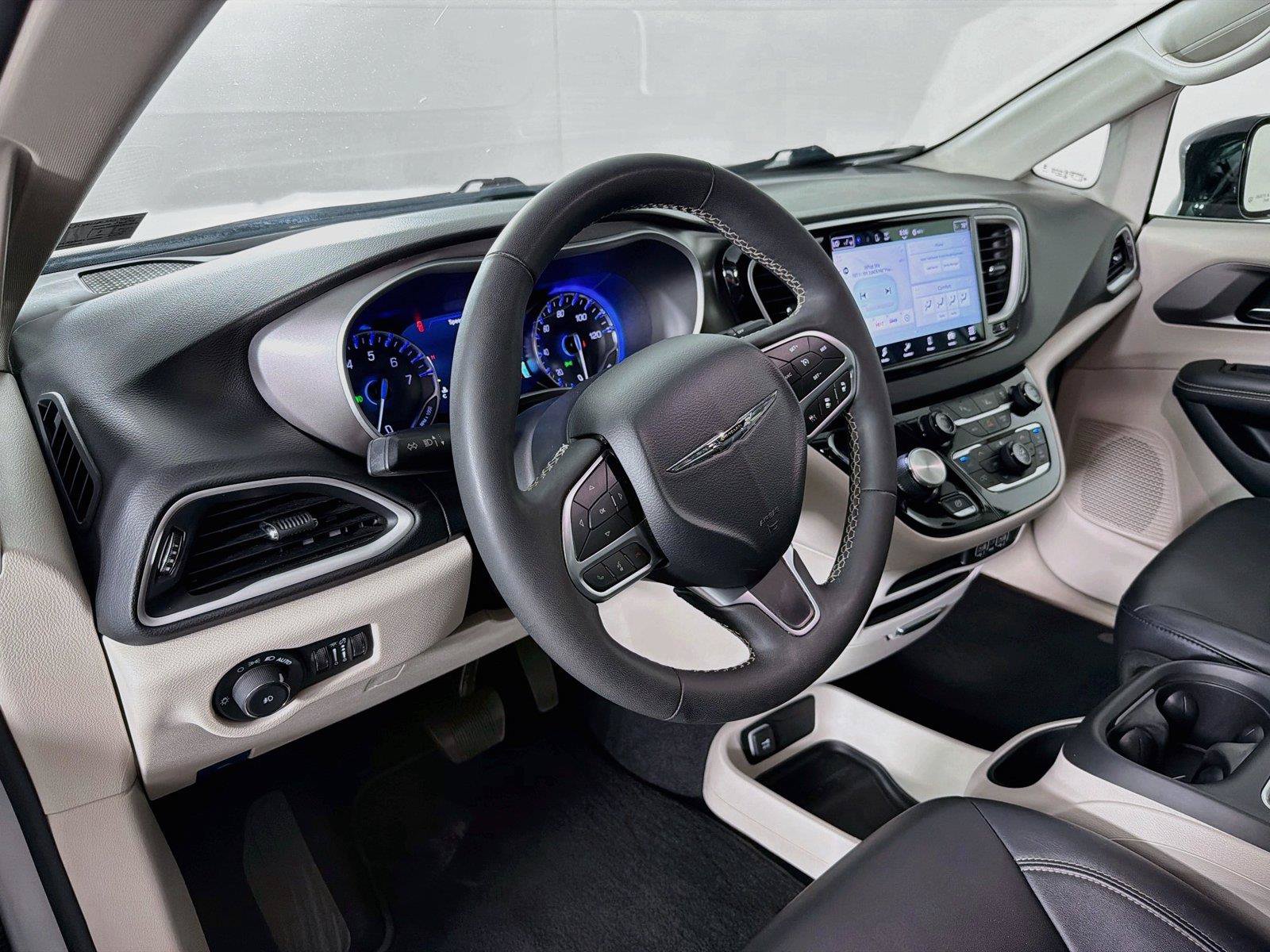 Used 2024 Chrysler Pacifica Touring-L FWD image 16
