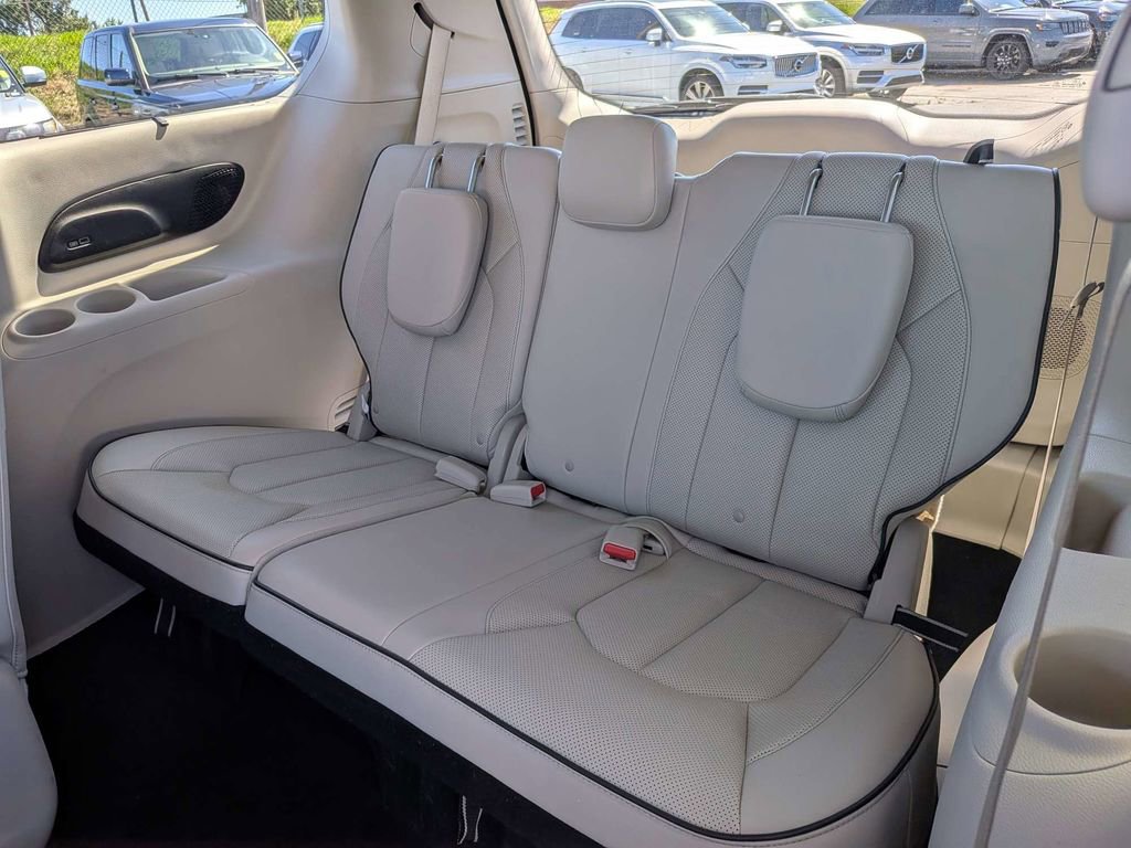 Used 2018 Chrysler Pacifica Limited w/ Advanced Safetytec Group FWD image 15