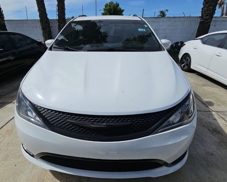 Used 2018 Chrysler Pacifica Touring-L w/ Premium Audio Group FWD image 16